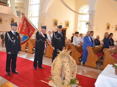 poczty sztandarowe w kościele