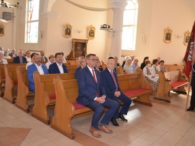 władze gminy i mieszkańcy w kościele