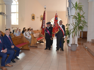 władze gminy i poczty sztandarowe w kościele