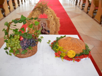 owoce, chleb i wieniec dożynkowy