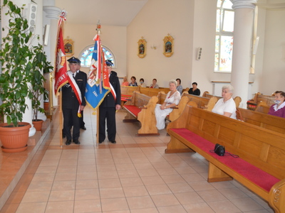 poczty sztandarowe i mieszkańcy w kościele