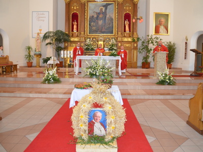 wieniec dożynkowy, księża, ołtarz 