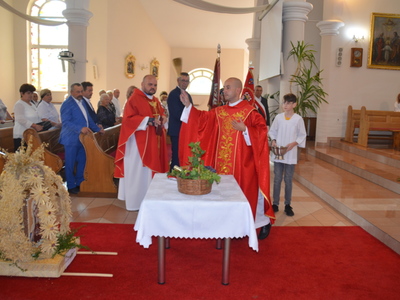 księża święcą dary