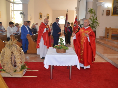 księża święcą dary