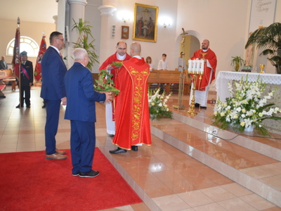 Wójt i Wiceprzewodniczący Rady  przekazują dary Księżą