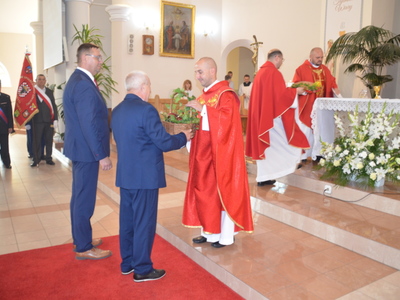 Wójt i Wiceprzewodniczący Rady  przekazują dary Księżą