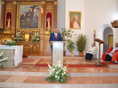 Wójt przemawia na ambonie przed ołtarzem