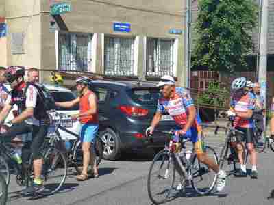 Cykliści przed Urzędem Gminy Brzeziny