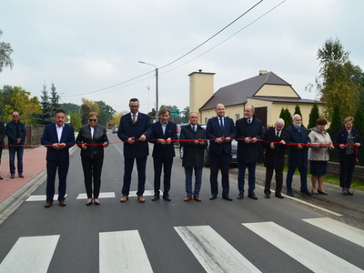 zaproszeni goście przecinają czerwoną wstęgę