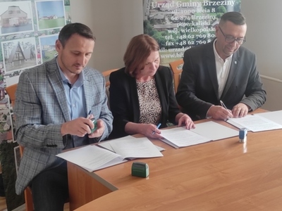 Wójt, Skarbnik oraz Przedstawiciel firmy podpisują umowę