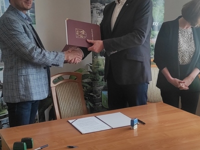 Wójt, Skarbnik oraz Przedstawiciel firmy po podpisaniu umowy