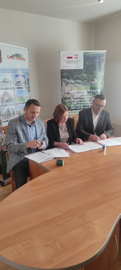 Wójt, Skarbnik oraz Przedstawiciel firmy podpisują umowę