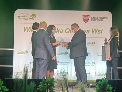 Marszałek województwa wręcza nagrodę