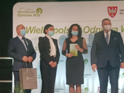 fotografia przedstawicieli sołectwa Wrząca i Marszałka Województwa Wielkopolskiego