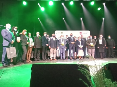 wspólne zdjęcie laureatów z południowej Wielkopolski