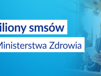 Zdjęcie przedstawia mężczyznę patrzącego w telefon komórkowy.
