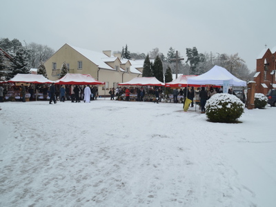 stoiska przed Kościołem