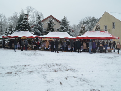 stoiska i mieszkańcy kupujący