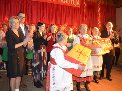zwycięzcy na scenie z nagrodami