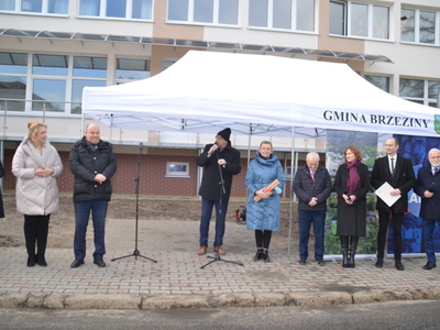 Zaproszeni goście przed ośrodkiem zdrowia w Brzezinach