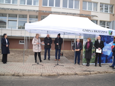 Zaproszeni goście przed ośrodkiem zdrowia w Brzezinach
