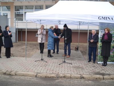 Zaproszeni goście przed ośrodkiem zdrowia w Brzezinach