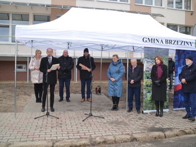 Zaproszeni goście przed ośrodkiem zdrowia w Brzezinach