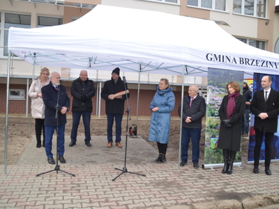 Zaproszeni goście przed ośrodkiem zdrowia w Brzezinach