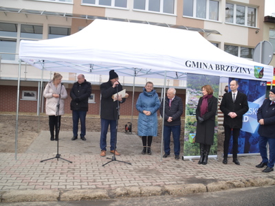 Zaproszeni goście przed ośrodkiem zdrowia w Brzezinach