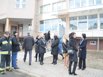 Zaproszeni goście przed ośrodkiem zdrowia w Brzezinach