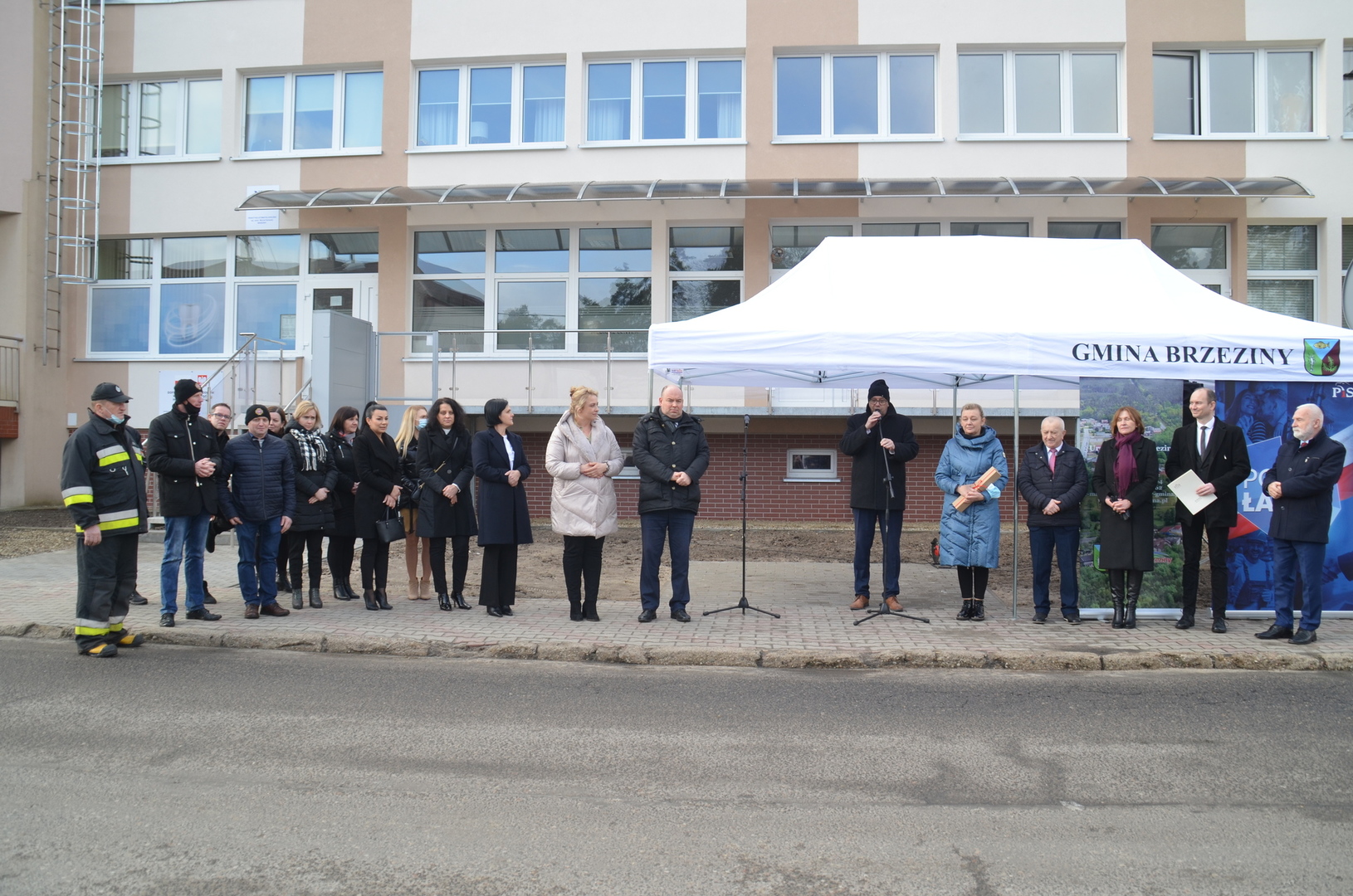 Zaproszeni goście przed ośrodkiem zdrowia w Brzezinach