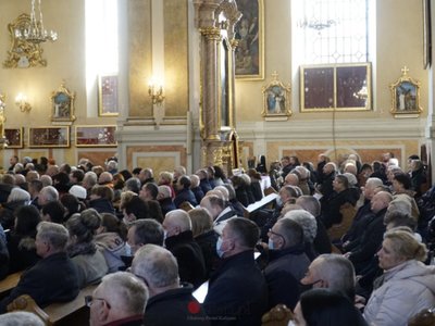 goście w kościele