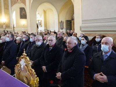 goście w kościele