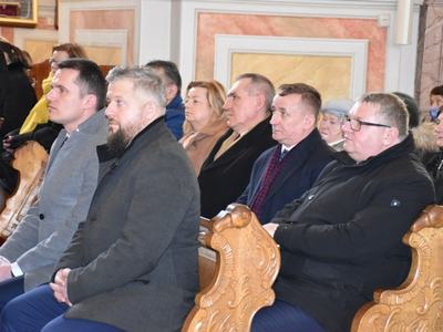 goście w kościele