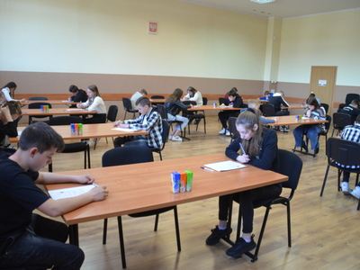 uczestnicy konkursu piszący test