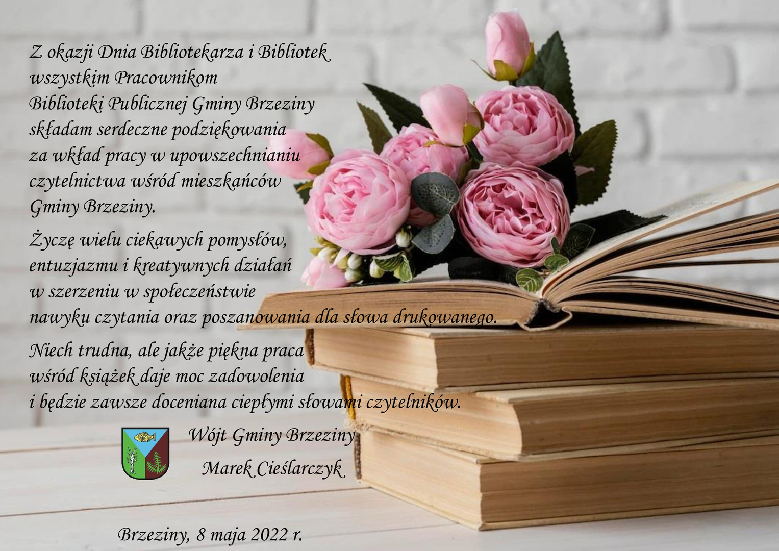 Życzenia z okazji Dnia Bibliotekarza, książki, różowe kwiaty