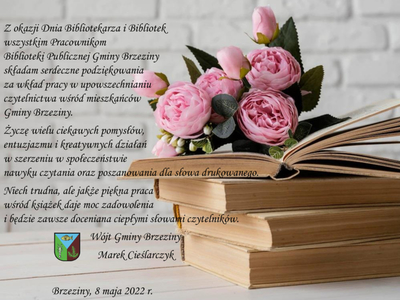 Życzenia z okazji Dnia Bibliotekarza, książki, różowe kwiaty