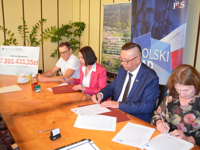 Wójt Gminy, Skarbnik oraz przedstawiciele firmy podpisują umowę