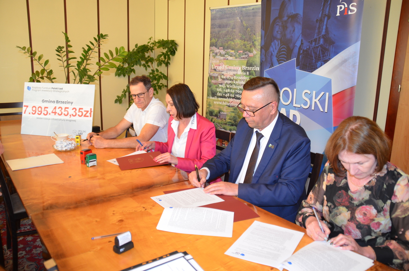 Wójt Gminy, Skarbnik oraz przedstawiciele firmy podpisują umowę
