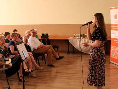 seniorzy, Wójt Gminy, Dyrektor Centrum Kultury, wokalistka