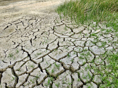 sucha spękana ziemia