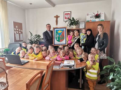 dzieci, nauczyciele i wójt w gabinecie wójta