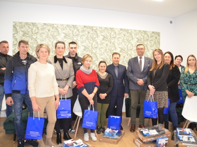 Obecni na przekazaniu sprzętu