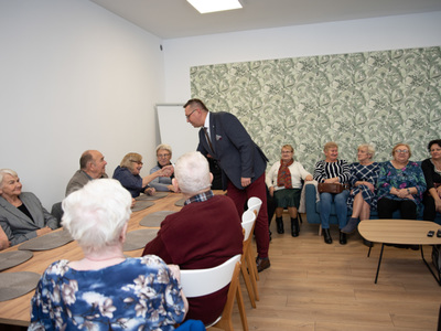 Władze Gminy oraz seniorzy w budynku Domu Seniora