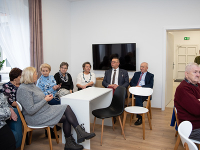 Władze Gminy oraz seniorzy w budynku Domu Seniora