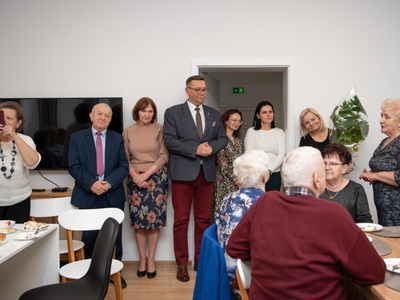 Władze Gminy oraz seniorzy w budynku Domu Seniora