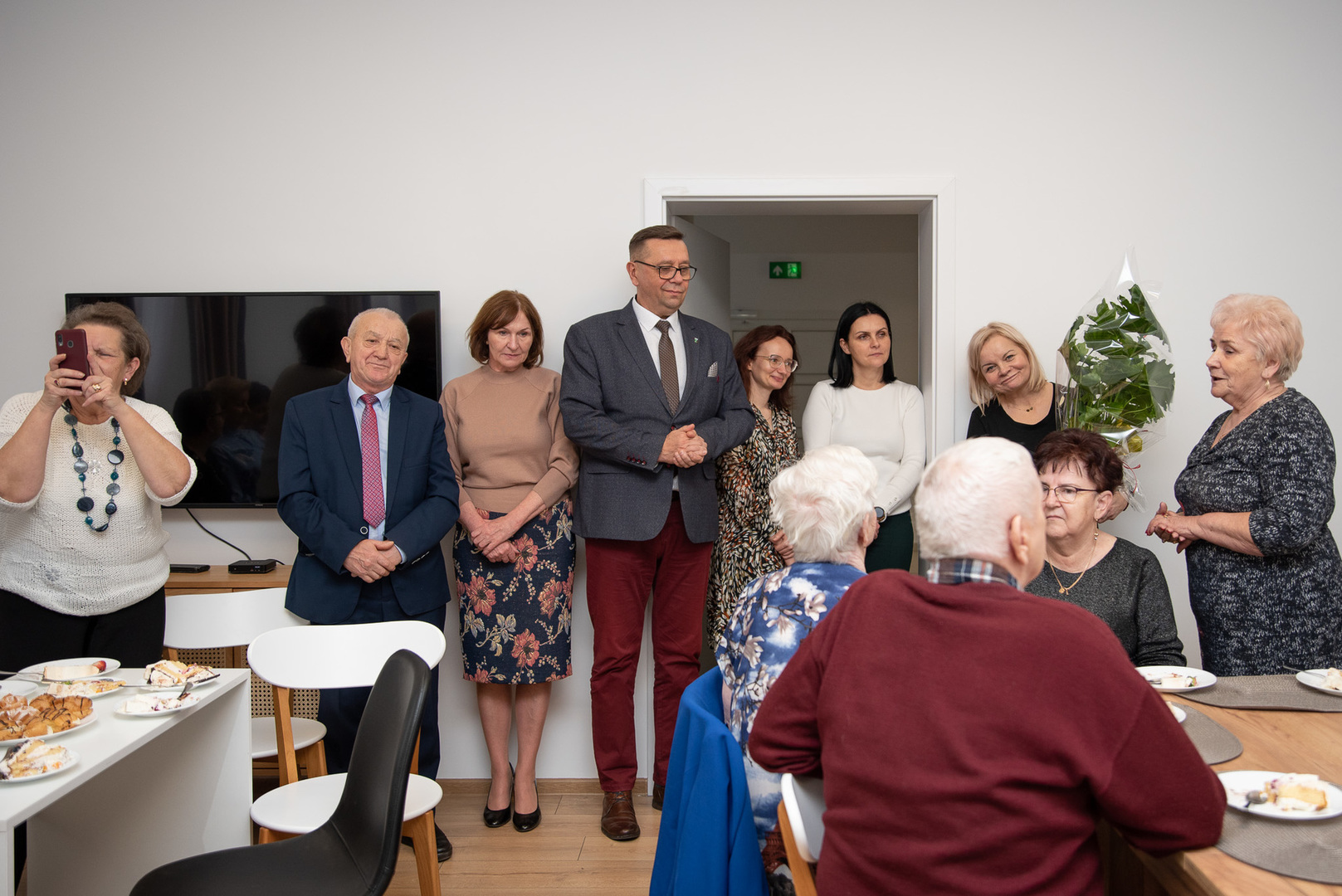 Władze Gminy oraz seniorzy w budynku Domu Seniora
