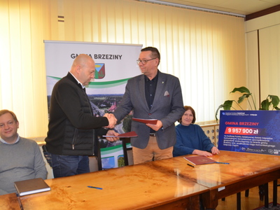 Wójt, Skarbnik oraz wykonawca podpisują umowę