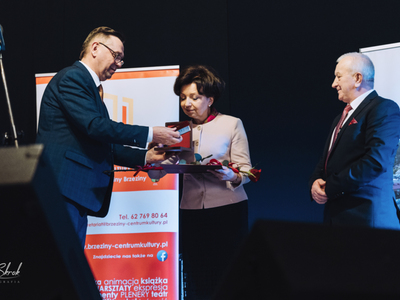 Wójt i Przewodniczący Rady Gminy wręczają medal Minister Marlenie Maląg