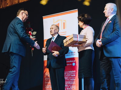 Wójt i Przewodniczący Rady Gminy wręczają medal Henrykowi Maciuszczakowi